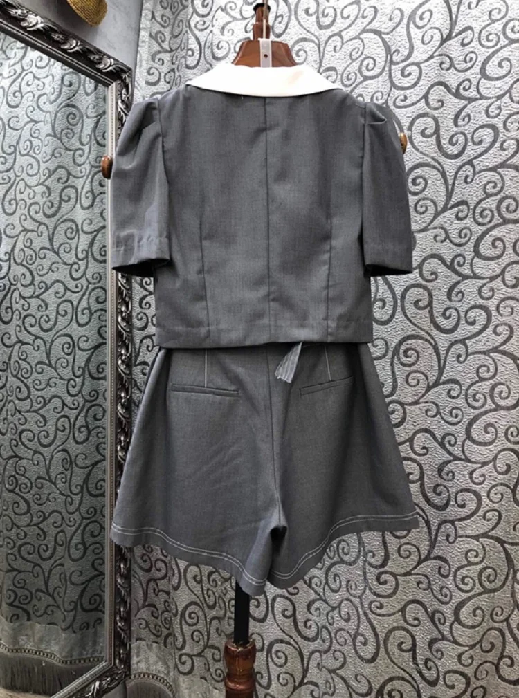 Женский костюм из двух предметов пальто с отложным воротником и шорты поясом