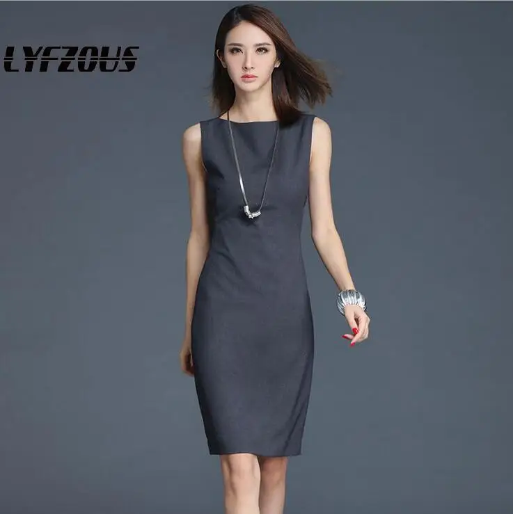 Летнее платье темно серого цвета без рукавов офисное женское классическое