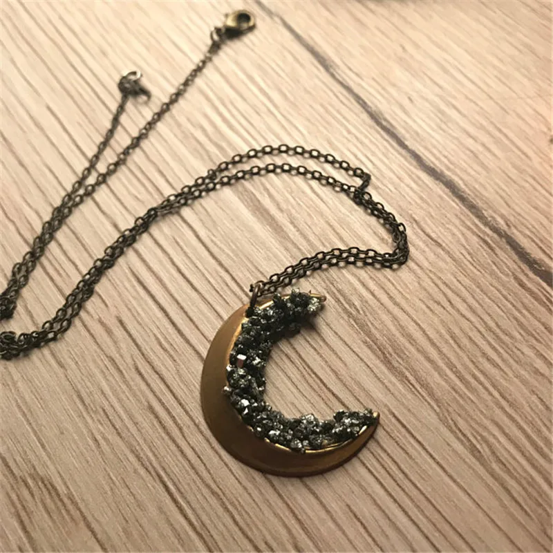 

Vintage Shaped Clay Stone Moon Pendant Necklace Golden Chain Aesthetic Love Moon Glow Necklaces For Women Gift