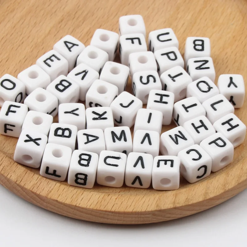 

25 шт./лот 10*10 мм белые акриловые бусины с смешанными буквами квадратные алфавиты бусины-разделители россыпью для изготовления браслетов, ож...