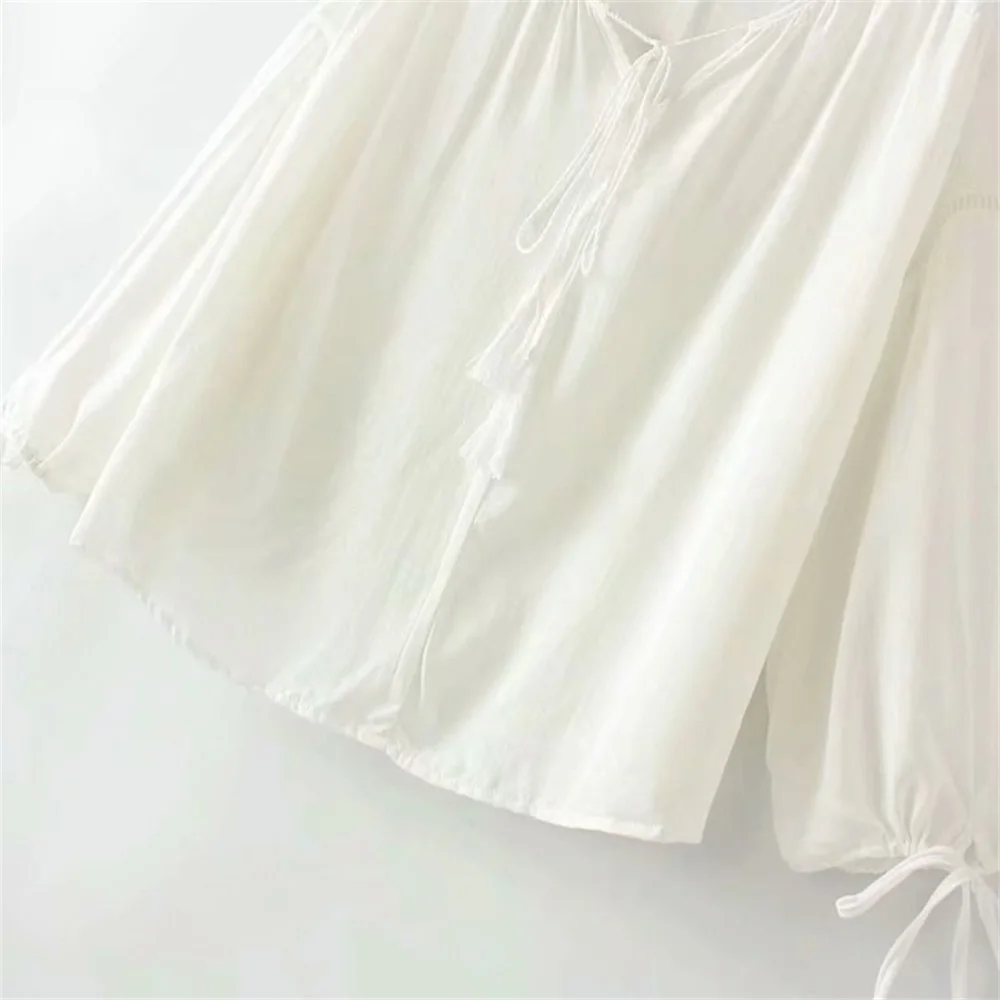 

2020 spring women's new V-neck long-sleeved solid color hollow lace shirt design niche shirt was thin shirt