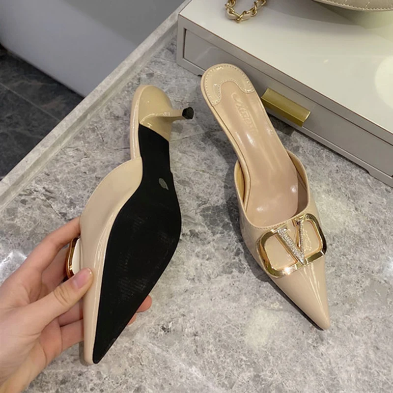 Элегантные женские шлепанцы на низком каблуке серебристые и телесные