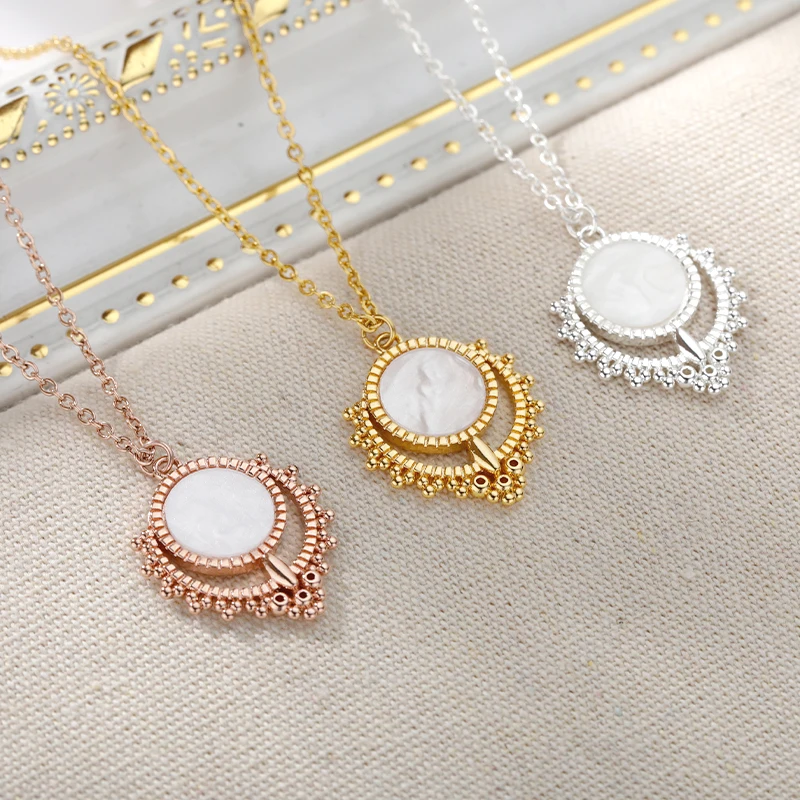 

Vintage Acrylic Crown Pendant Necklace For Women Rose Gold Round Chain Female Necklace Aesthetic Wedding Jewelry Accessories BFF
