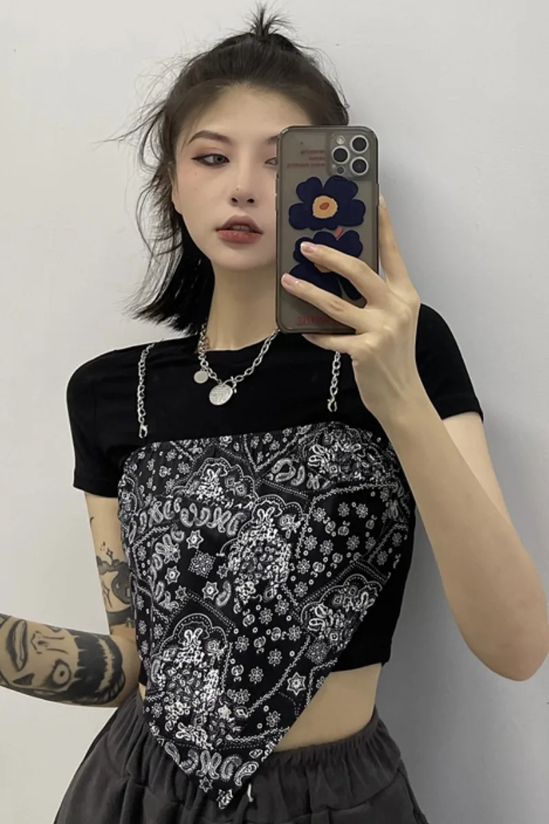 

Fake two-piece T-shirt for women's new summer 2021 South Korean ins splicing cashew blossom Black Loose short sleeve top fashion
