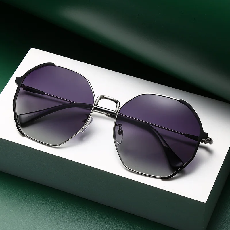 

W 2021 new round face fashion, as shown in the figure, forced funny frame, strong black adult Sunglasses Oculos De Sol