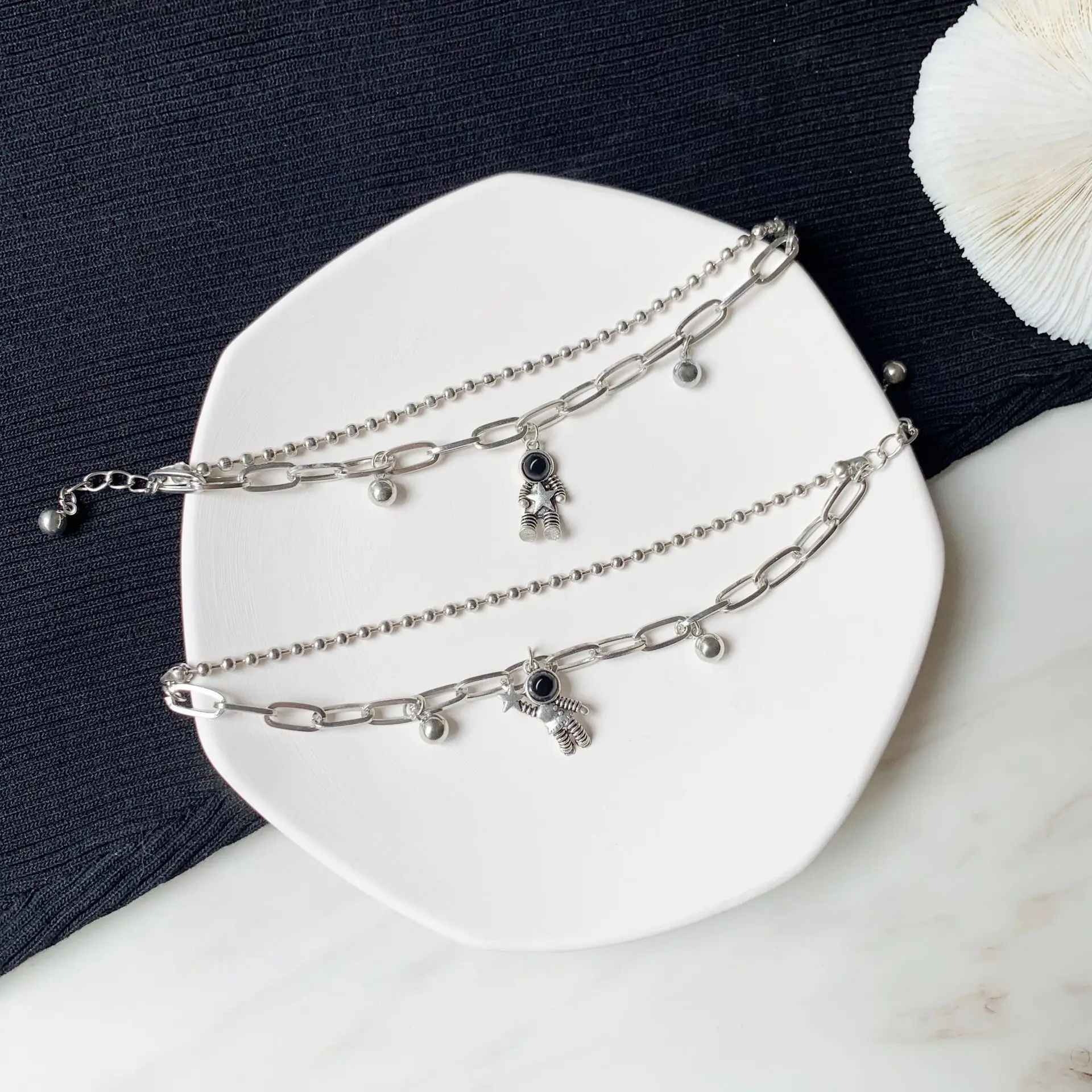 

Star picking astronaut bracelet, lovers fashion, personality fashion, star picking cute, Academy style, girlfriends gift