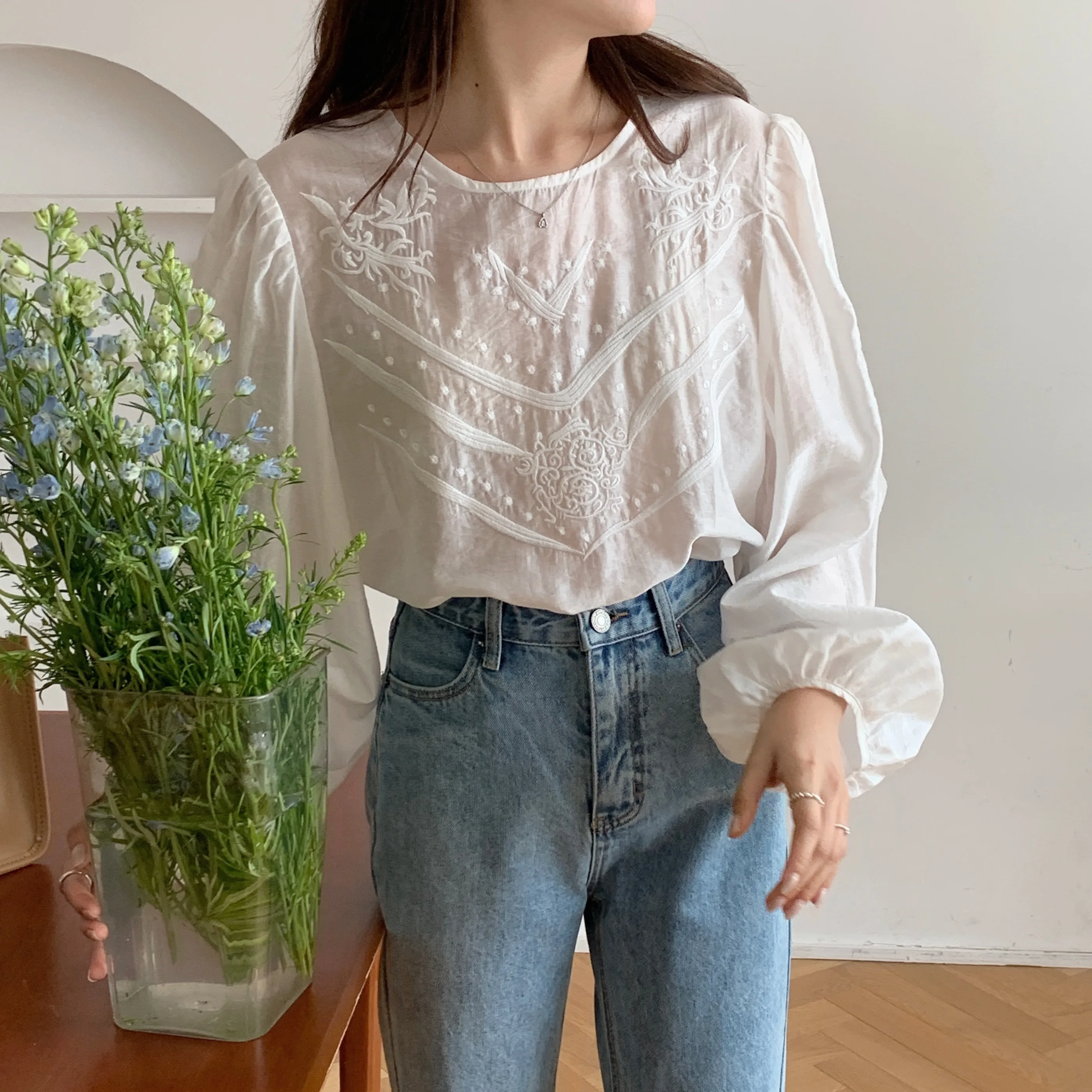 

Korejpaa Women Shirt 2021 Summer Korean Chic Gentle Round Neck Embroidery Design Loose Puff Sleeve Micro-Transparent Blouses