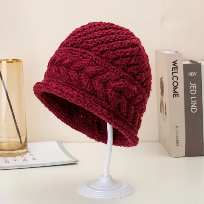 Вязаная Шапка бини женская утепленная мягкая однотонная из плотной шерстяной