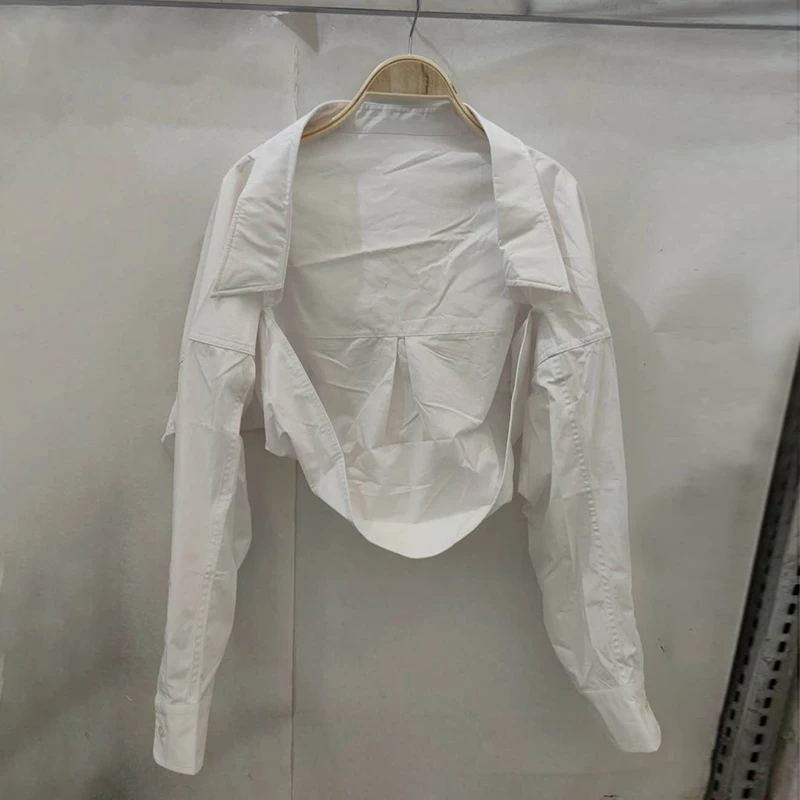 Женская Асимметричная рубашка TWOTWINSTYLE белая Повседневная Блузка с отложным