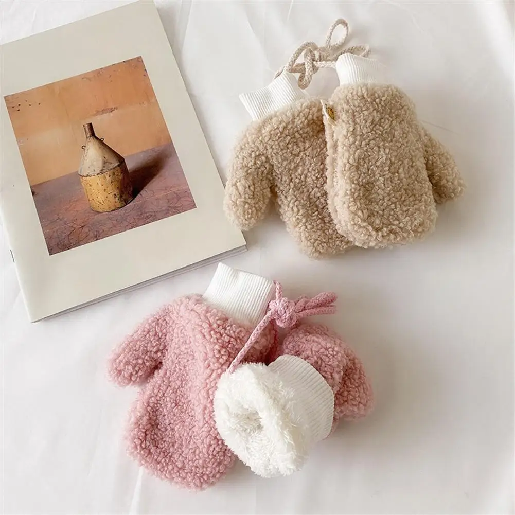 

1 пара детских перчаток однотонные Цвет плюс бархатные теплые висит шеи перчатки для От 2 до 6 лет детская одежда