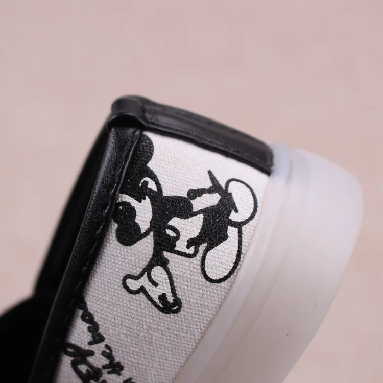 Обувь на плоской подошве для девочек с изображением Микки Мауса повседневная