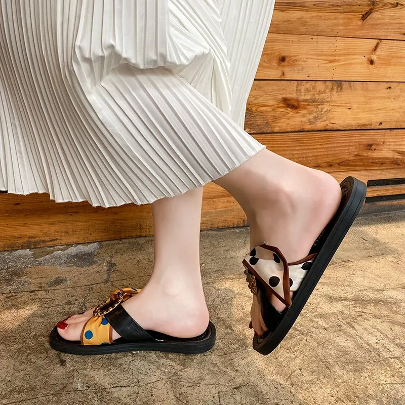 

Summer Casual New Women's Slippers Cross Vamp Polka Dot Round Buckle Design Trend Open-toed Flat-bottom Women's Slippers 2021