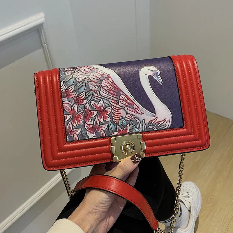 

Сумка на плечо женская с цепочкой, брендовый дизайнерский саквояж в стиле граффити, маленькая квадратная сумочка кросс-боди из экокожи с кл...