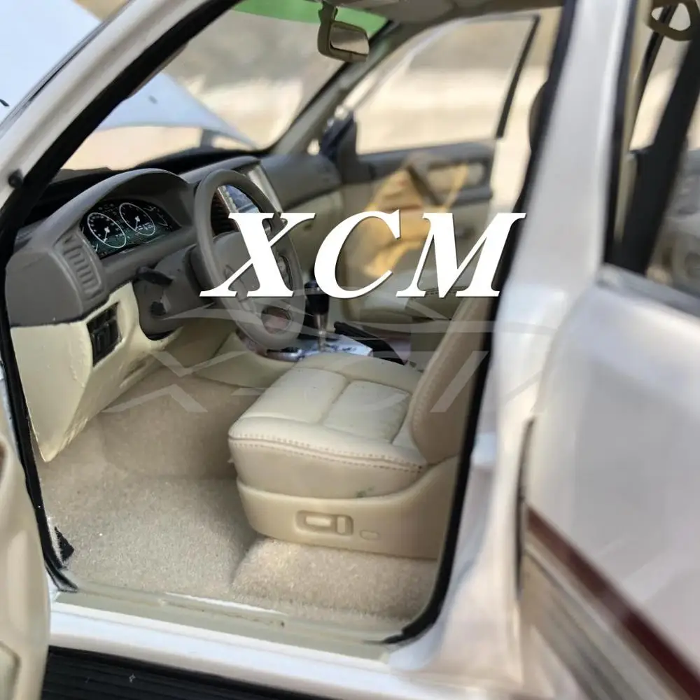 Модель литая автомобиля для кроссовера LC100 1:18 (белый) + небольшой подарок! |