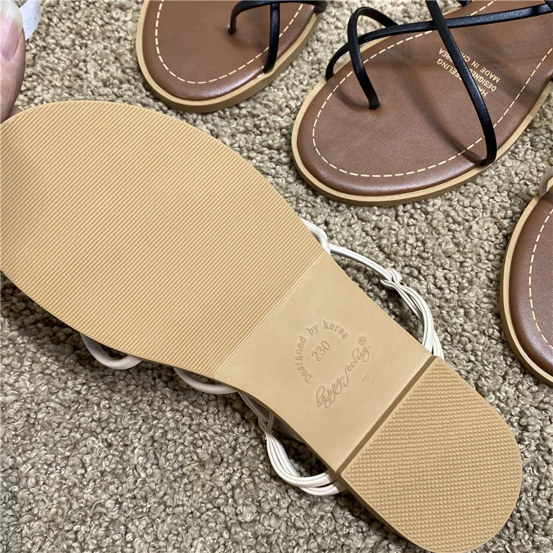 Женские босоножки на плоской подошве DEAT черные из искусственной кожи с круглым