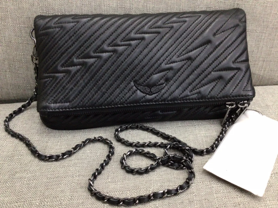 

Женская сумка на цепочке из 100% натуральной кожи с тиснением и диагональными полосками