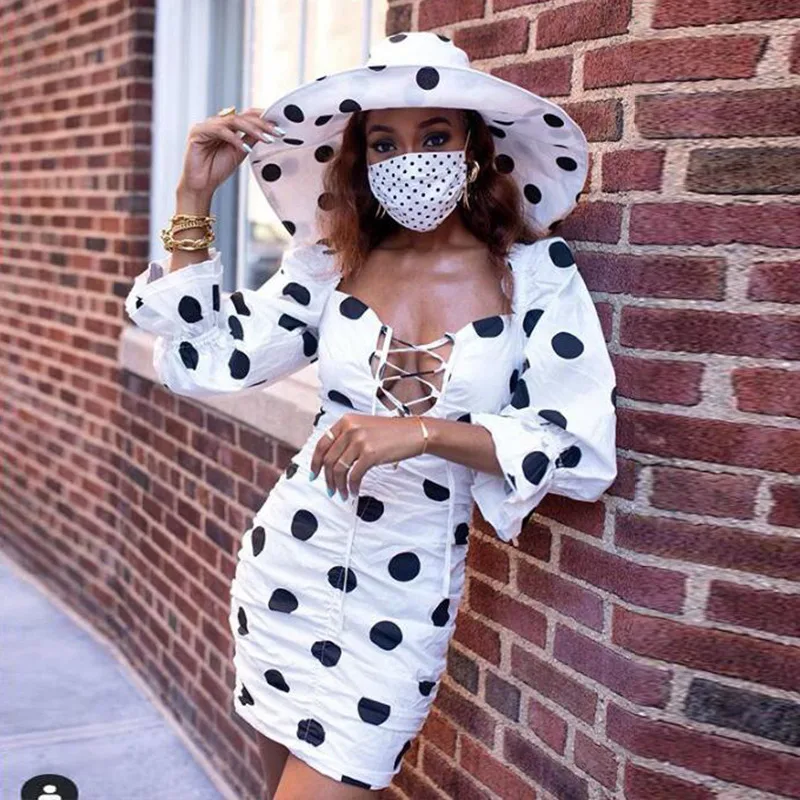 Пикантное белое платье в горошек на шнуровке с расклешенным рукавом высокой