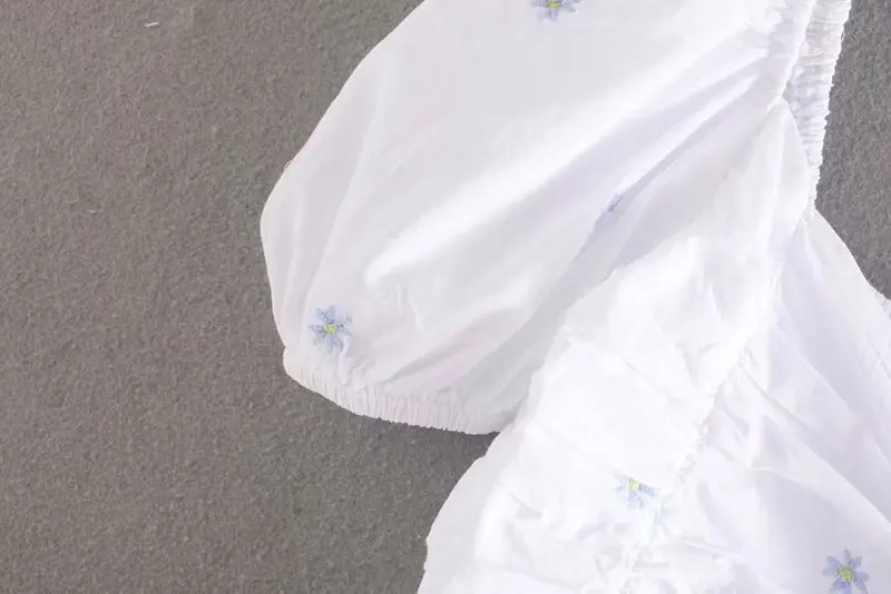 Женская плиссированная блузка с цветочной вышивкой белая квадратным вырезом во