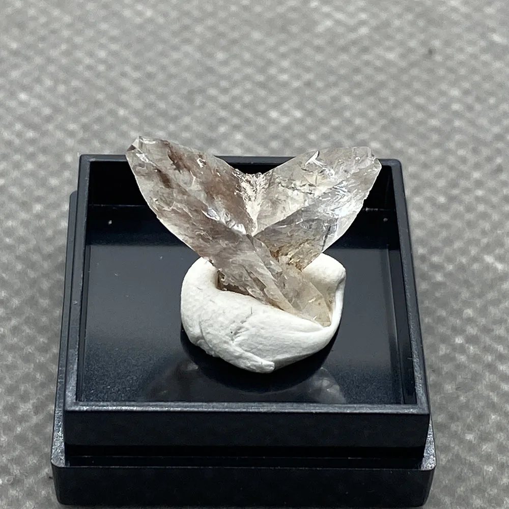 

Natural swallowtail twin crystals are very rare and good specimens +Box size 25mm 13#