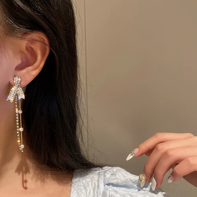

VSnow Temperament Long Tassel Cravat Simulation Pearl Dangle Earring for Women Gold Color Bling Bling Rhinestone Earring Jewelry