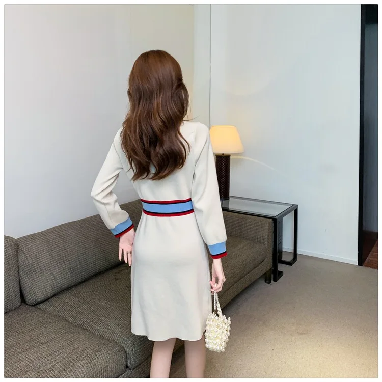 Элегантное женское трикотажное платье на пуговицах шикарное осеннее белое