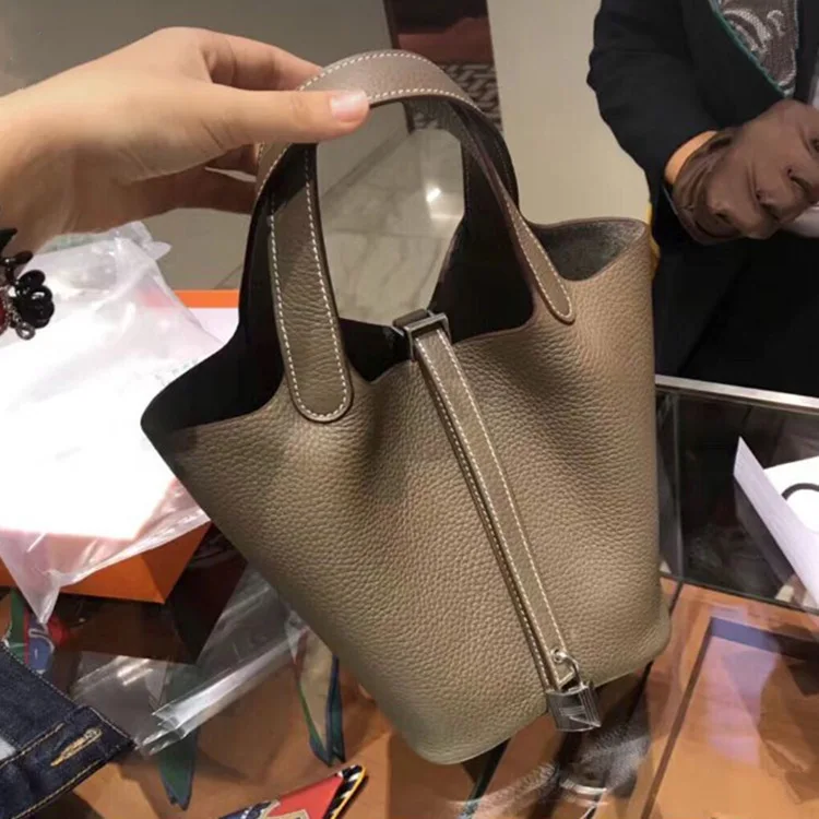 

Bucket bag with pattern, leather bucket, simple and universal, classic vegetable basket, 2021