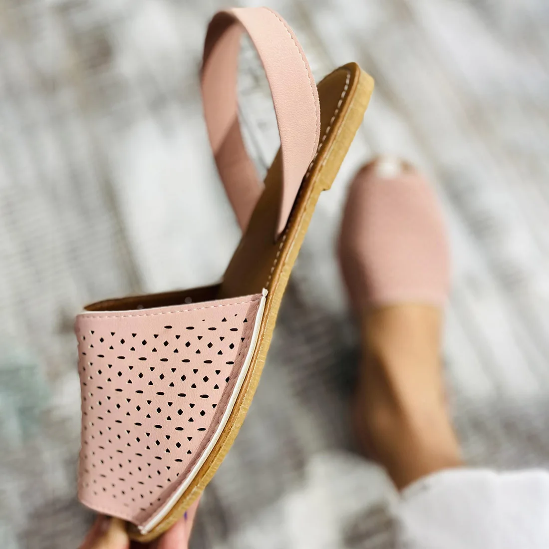 

Slippers Women Summer Sandals Leather Hollow Out Retro Sandals Slip On Casual Peep Toe Sewing Ladies Flat Shoes Beach Footwear