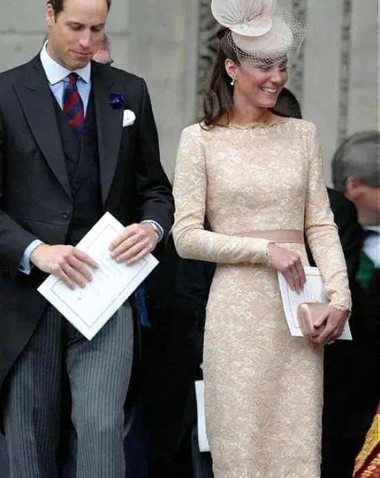 

Formal Celebrity Dresses Sheath Long Sleeves Lace Knee Length Short Famous Red Carpet Dresses