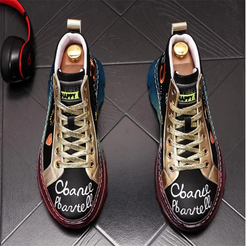 

2020 White Graffiti Shoes Men Casual Shoes Fashion Printed Mens Loafers Rivets Toe Runway Shoes High Top Lace Up Mens Sneakers