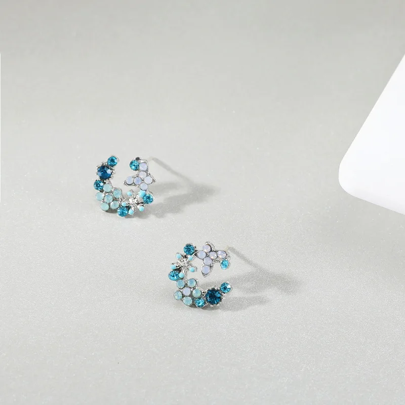 Милые шикарные маленькие серьги-гвоздики с голубыми кристаллами в форме цветка
