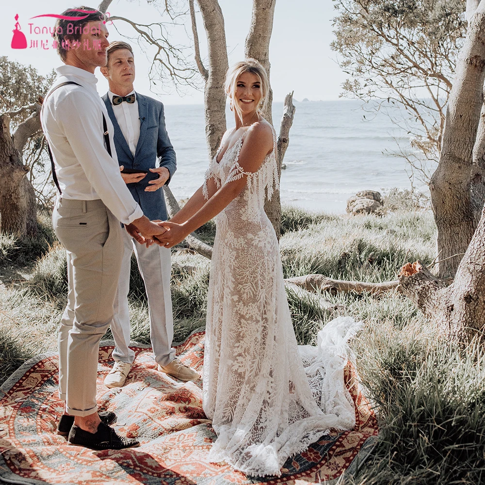 Свадебное платье с уникальной отделкой листьями садовое минималистичное