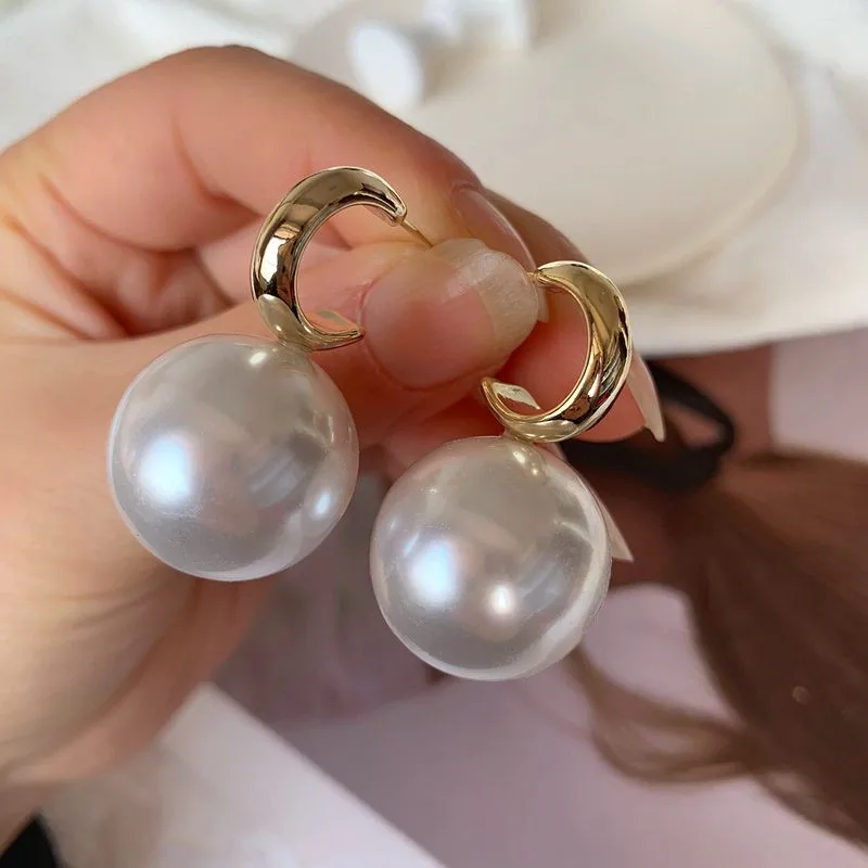 

2020 Fashion Oversize Pearl Drop Charm Earrings For Women Bohemian Golden Round Pearl Wedding Earrings Jewelry Gift For New Year