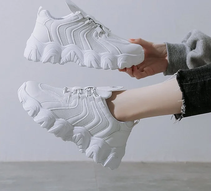 Женские кроссовки на толстой подошве черные повседневные облегающие Новинка