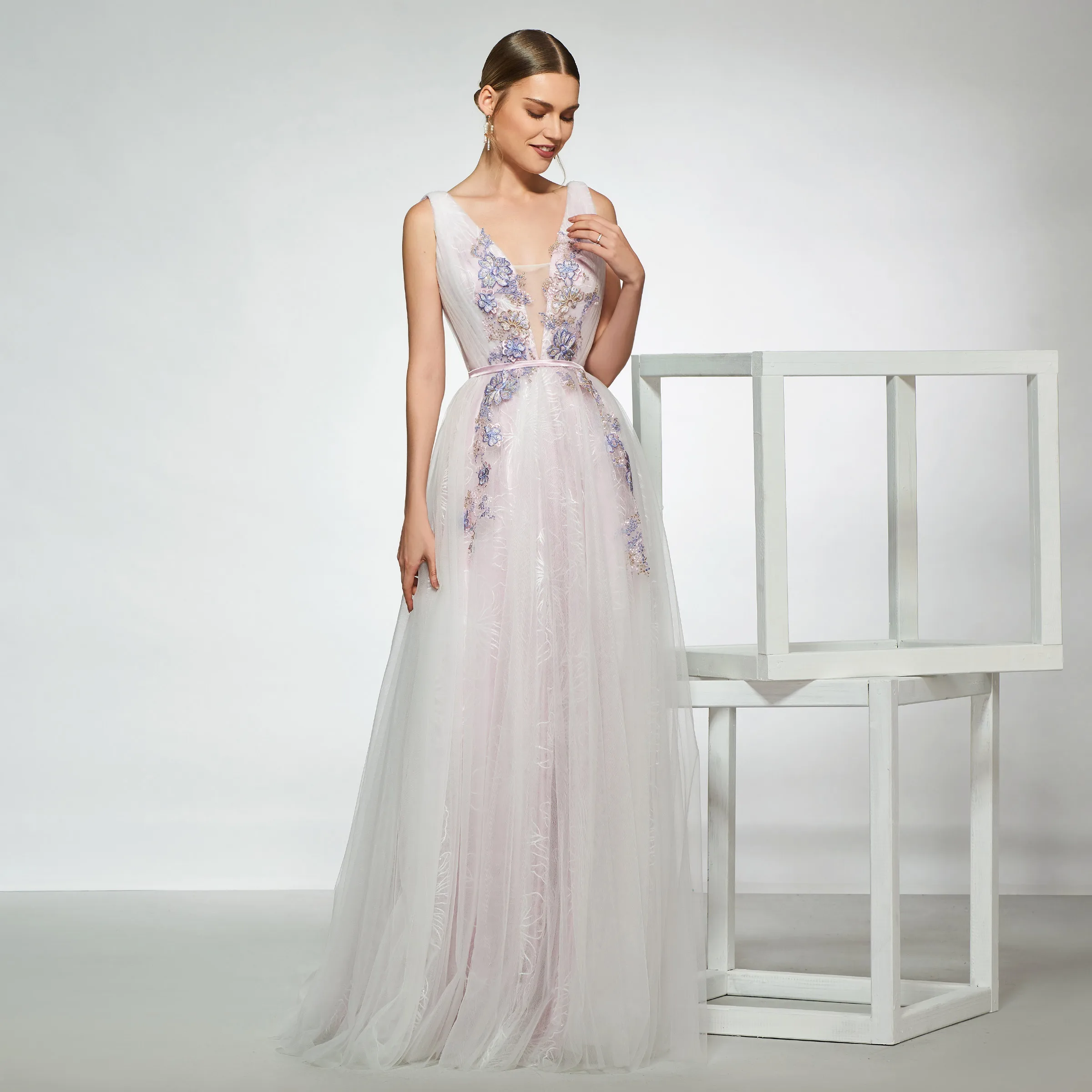 Свадебное платье Tanpell с цветной аппликацией уличное кружевное в пол без рукавов V