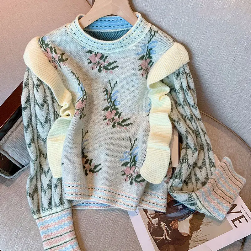 Женский трикотажный свитер с вышивкой и рюшами