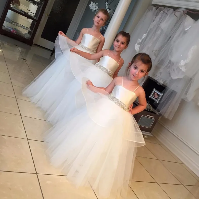 Платья с цветочным узором для девочек белые платья на бретельках украшенные