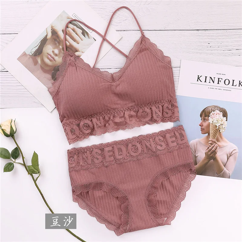 

Комплект женского кружевного нижнего белья с бюстгальтером без косточек