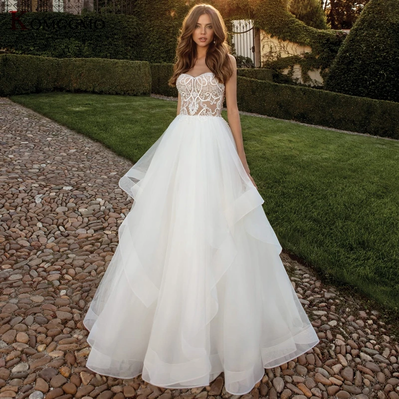 

Elegant Strapless Tiered Court Train Bridal Ball Gown 2022 New Arrival Sleeveless Embroidery Appliques Backless Wedding Dress