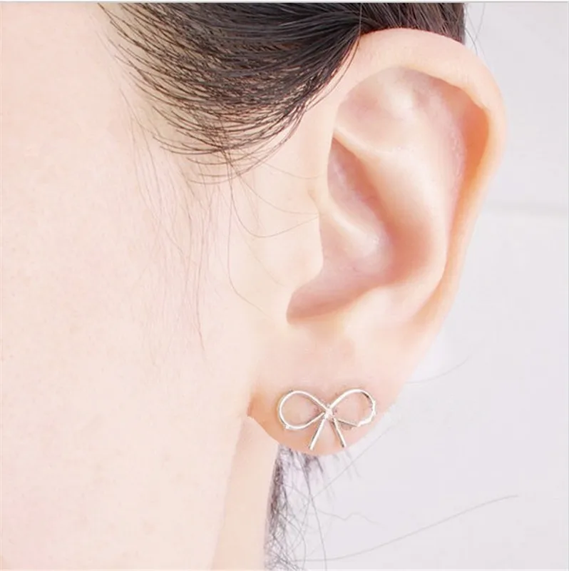 Классические серьги-гвоздики с бантом и гладкой поверхностью | Украшения