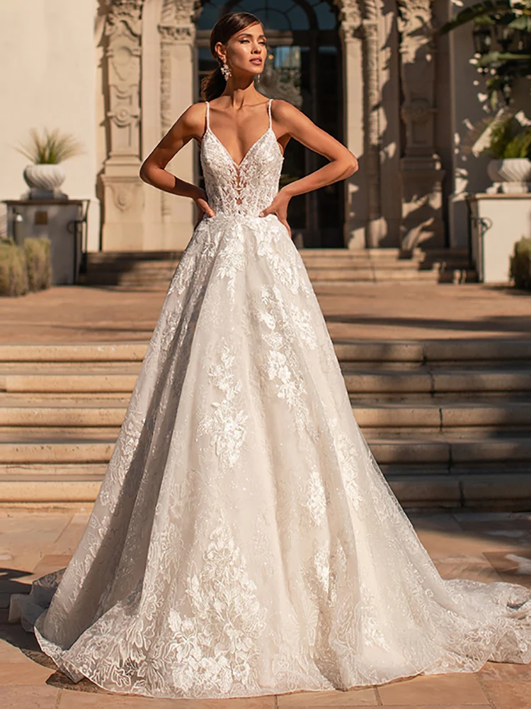 

Luxury and elegant wedding dress with lace applique and deep V-neck sexy sling A-line bridal gown large size customization 2021