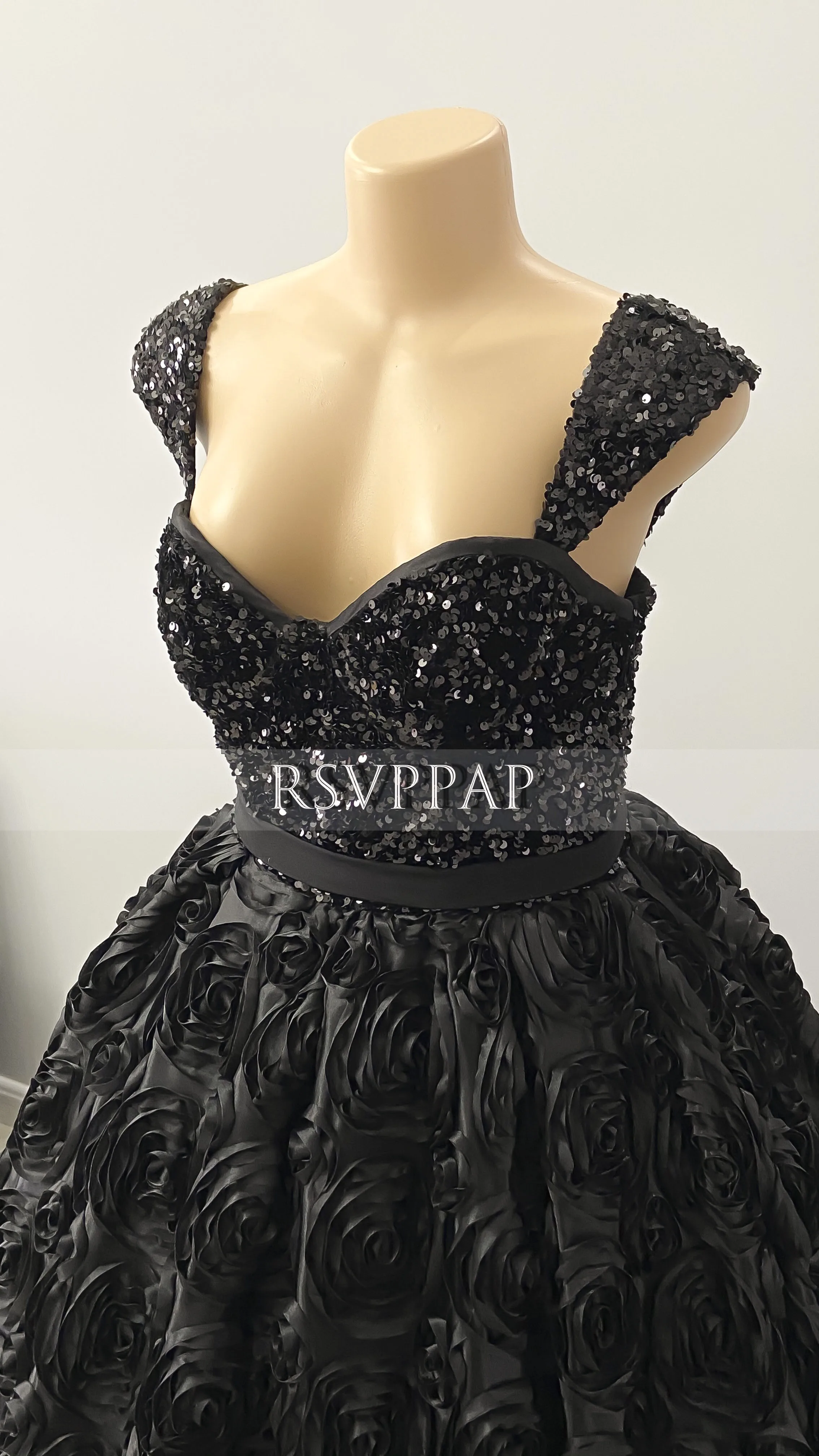 Женское длинное вечернее платье черное элегантное Пышное кружевное с рукавами