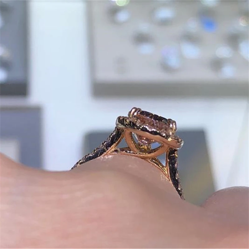 Кольцо обручальное цвета розового золота с крупным фианитом в форме груши |