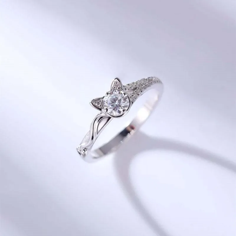 Милое кольцо с фианитом в виде кошки инкрустированное кристаллами