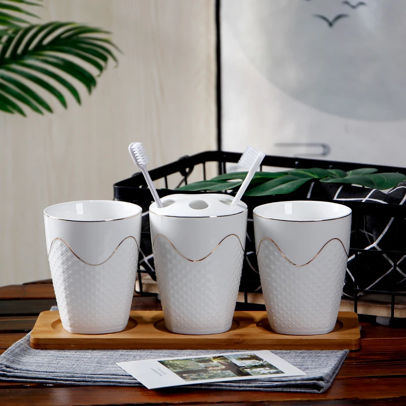 Рельефные керамические аксессуары для ванной комнаты с деревянным подносом