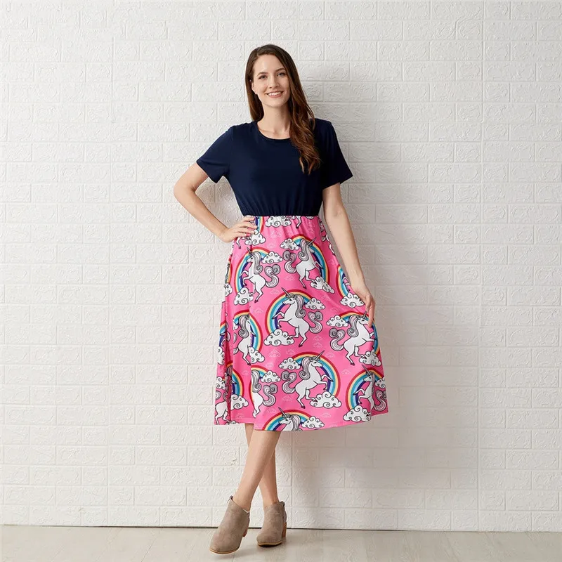 2020 г. Платья для мамы и дочки одинаковые платья с короткими рукавами принтом