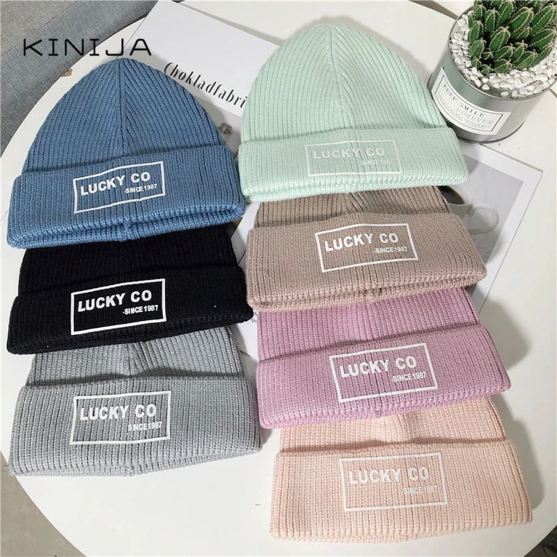 Женская шапка с буквенным принтом черепом осенняя теплая вязаная однотонная