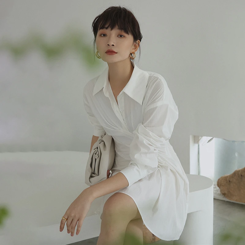 Женское асимметричное платье GALCAUR белое с отложным воротником длинным рукавом и