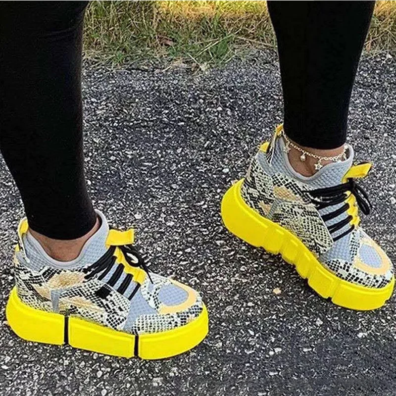 Женские кроссовки со змеиным принтом разноцветные на платформе и среднем