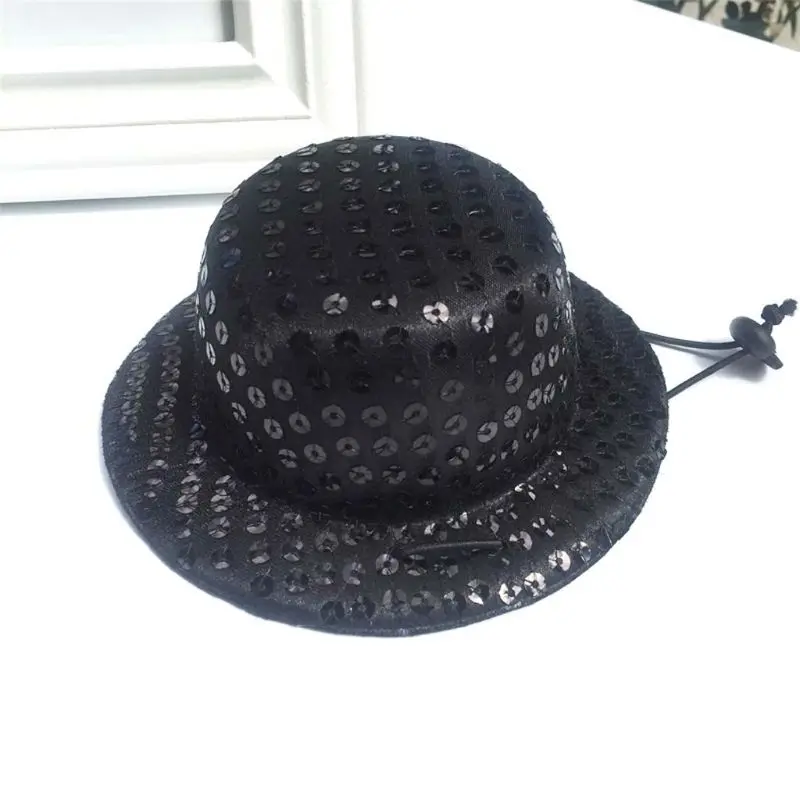 Маленькая черная цилиндрическая шляпа с блестками и галстуком бабочкой для