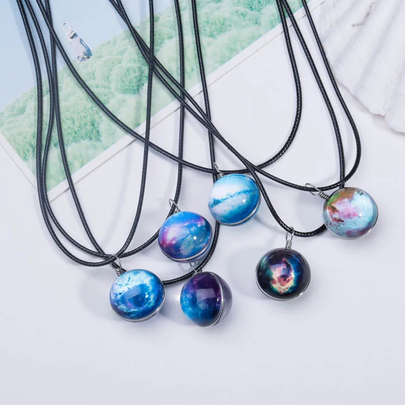 Космическая туманность и Вселенной ожерелье с изображением галактики звезд